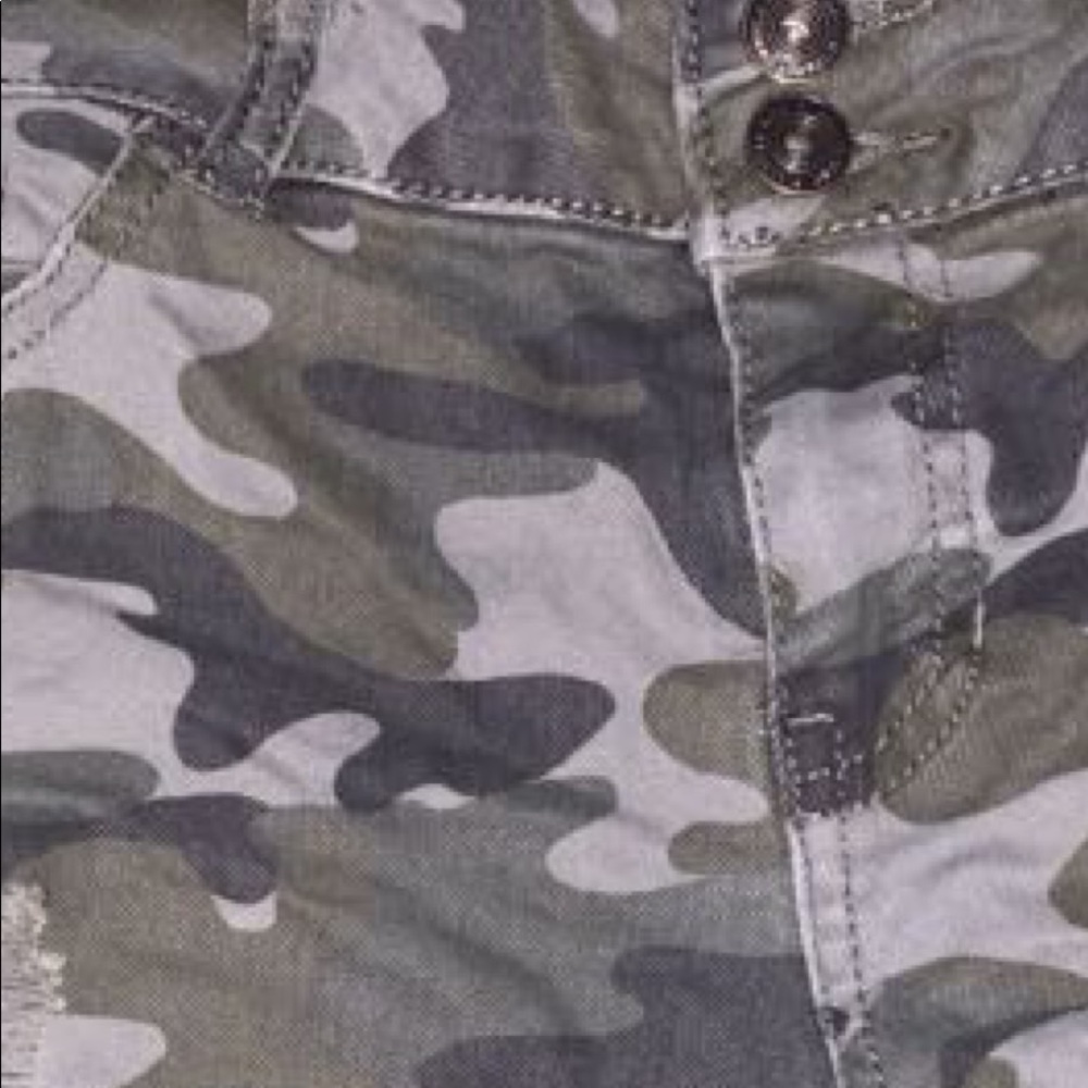 Camouflage shorts - Picture 2 of 2